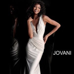 Grey Sleeveless Plunging Fitted Prom Dress size 6